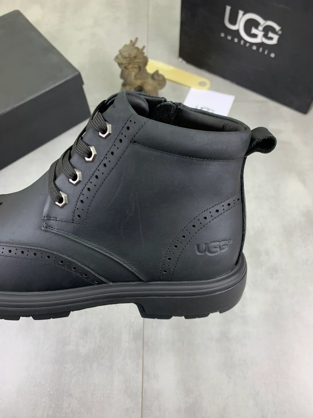 Men's shoes 💰P620 [New style] 💰 🆘 "Real wool" [UGG] 👉The popular men's shoes are synchronized with the official website 🔰The quality [proud] is not comparable to the imitations in the general market 🌀The upper is imported Italian frosted cowhide, and the lining: foot pads 🅰️Grade 🐑Real wool👻Only Grade A can show the effect The hand feels smooth and delicate 🔱The shoe shape is grand, only the factory can do it 🎄The perfect toughness of the original outsole 👻⬛️ can allow customers to say goodbye to one-time consumption. Real wool lining, super warm. Brown and gray available. Size: 38-44